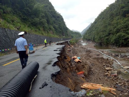 臺(tái)風(fēng)過后，遭到破壞的路面、橋面如何快速搶修~